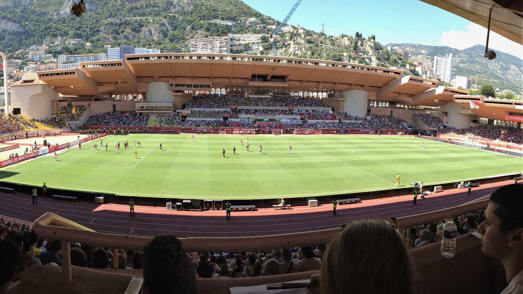 Et oversigtsbillede af Monacos fodboldstadion set fra tribunen